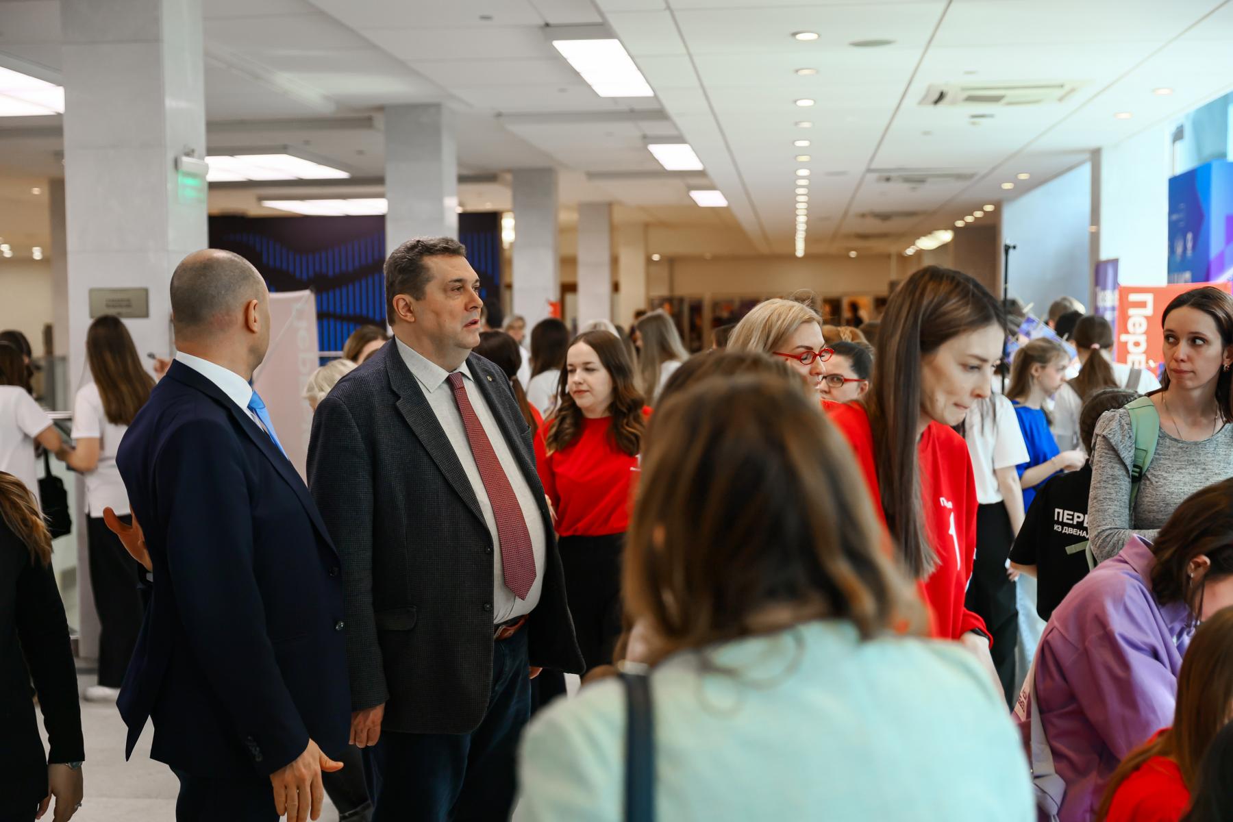 Фото Соловьёв, Савочкин, Никишева: звездные гости собрали на форуме в Новосибирске свыше тысячи человек – 100 ярких кадров 33